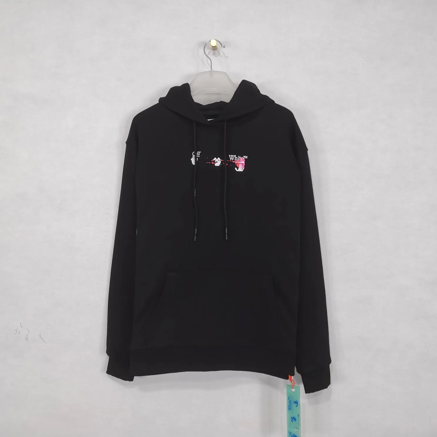 The top tested version OFFWHITE (OW) pink hand-painted graffiti limited edition incomplete arrow hoodie pullover sweatshirt pure cotton loose printing using composite screen printing. Looks like graffiti. The new logo print is simple and clean on the chest. The left and right hands of the portrait click off and white respectively, and there is an extra rose-red paint embellishment. This may be inseparable from the street graffiti culture. The back is the iconic large arrow pattern, black and white contrasting colors, graffiti and wall painting techniques. Every trace is obvious. One of the arrows is painted with rose-red paint. The natural effect of the pigment is smudged, with a feeling of depth and water stains, which is very special. The fabric is made of 460g fish scale terry cotton fabric, which is full of drape and is a big release. Size: XS-L Color: Black P:390